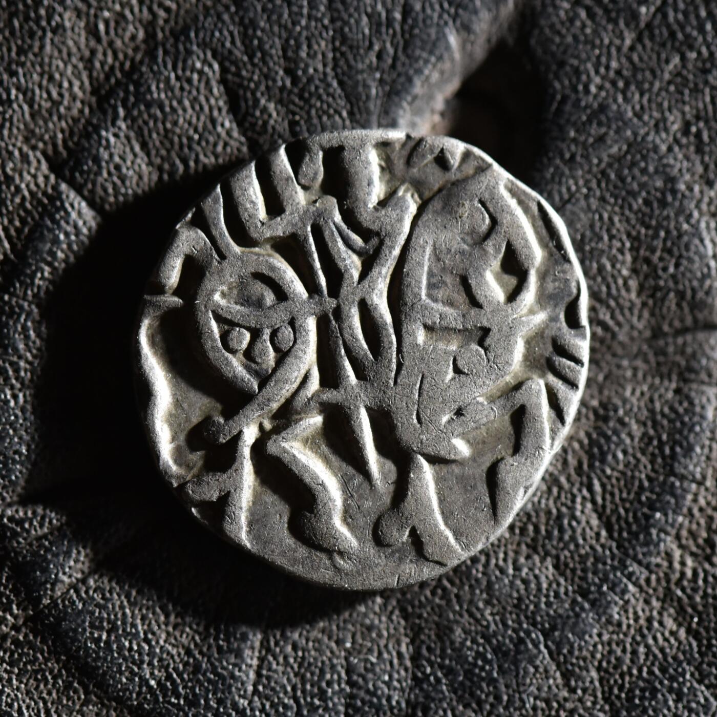 【良泉】【春节前最后一场】2月5日晚19.30点开拍！208组，本场结束后预存钱币的朋友请告知，将连同本场拍品一起邮寄，预祝诸位春节愉快！ 【美品】公元850-970年【沙希王朝】萨曼塔·提婆，瘤牛/骑士银币，3.23克