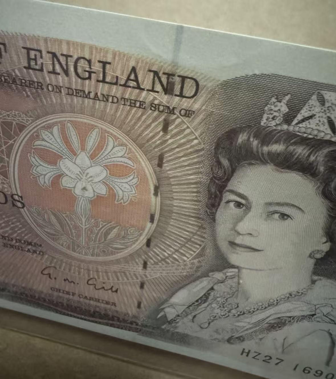 【礼羽收藏】🌏世界钱币拍卖第119期 英国D序列 1988-91年10镑 UNC 青年女王和南丁格尔 备注：正面中间上方有压痕。