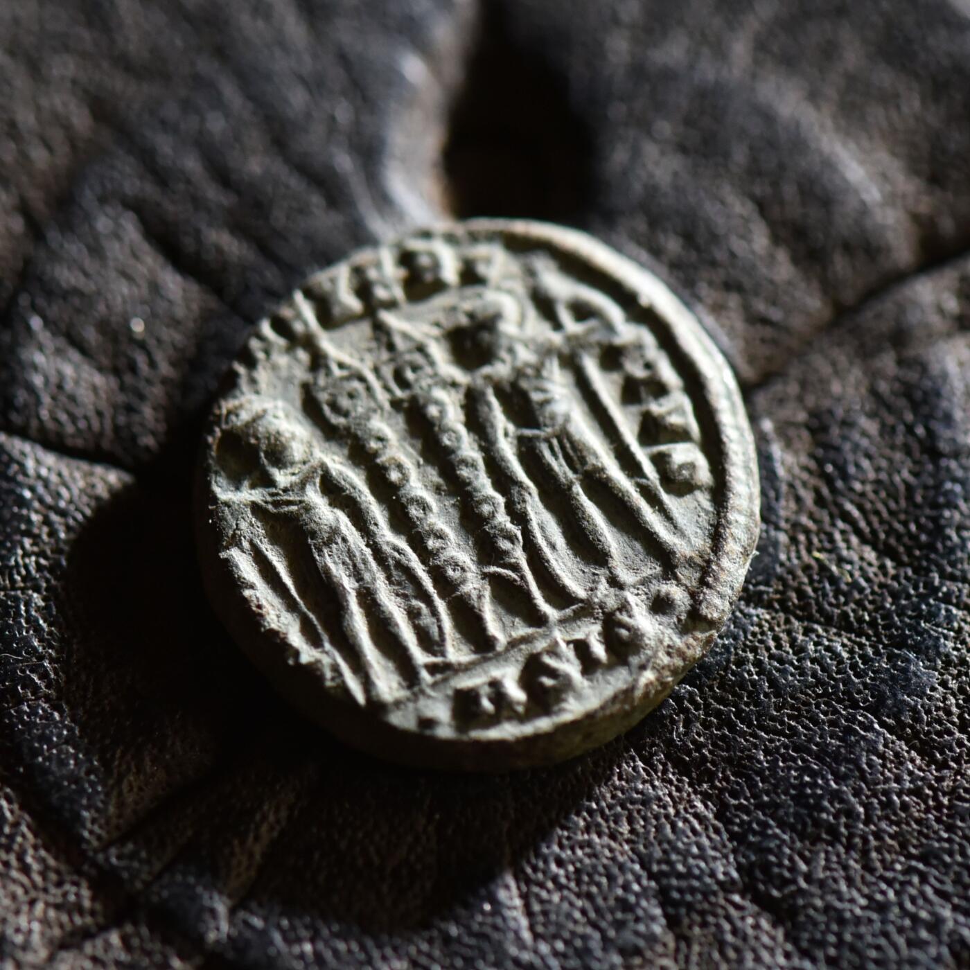 【良泉】【春节前最后一场】2月5日晚19.30点开拍！208组，本场结束后预存钱币的朋友请告知，将连同本场拍品一起邮寄，预祝诸位春节愉快！ 【极美品】【发丝清晰】公元334-335年【古罗马】君士坦丁大帝“MAX奥古斯都”“士兵军旗”铜币，锡斯基亚造币厂，2.72克