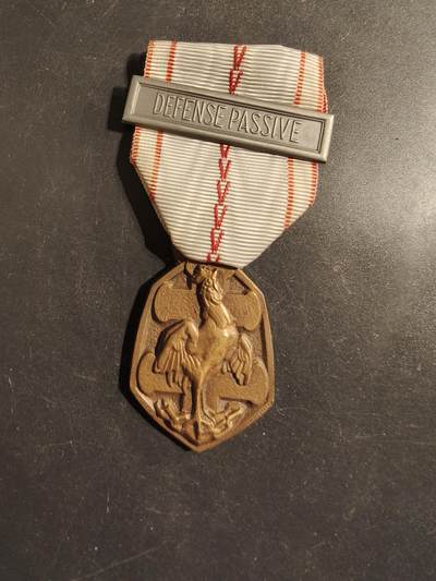 老王徽章第176期 - 法国二战纪念章    被动防卫勋条