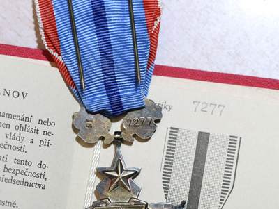 大猫徽章拍卖 第286期 捷克斯洛伐克劳动红旗勋章，T1王国国徽版，银质热珐琅，带原盒原证书