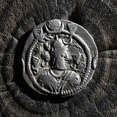 【良泉】【春节前最后一场】2月5日晚19.30点开拍！208组，本场结束后预存钱币的朋友请告知，将连同本场拍品一起邮寄，预祝诸位春节愉快！ - 公元498-531年【波斯帝国】萨珊王朝，卡瓦德一世 第二次执政 一德拉克马剪边改伊斯兰第尔汗银币，2.48克