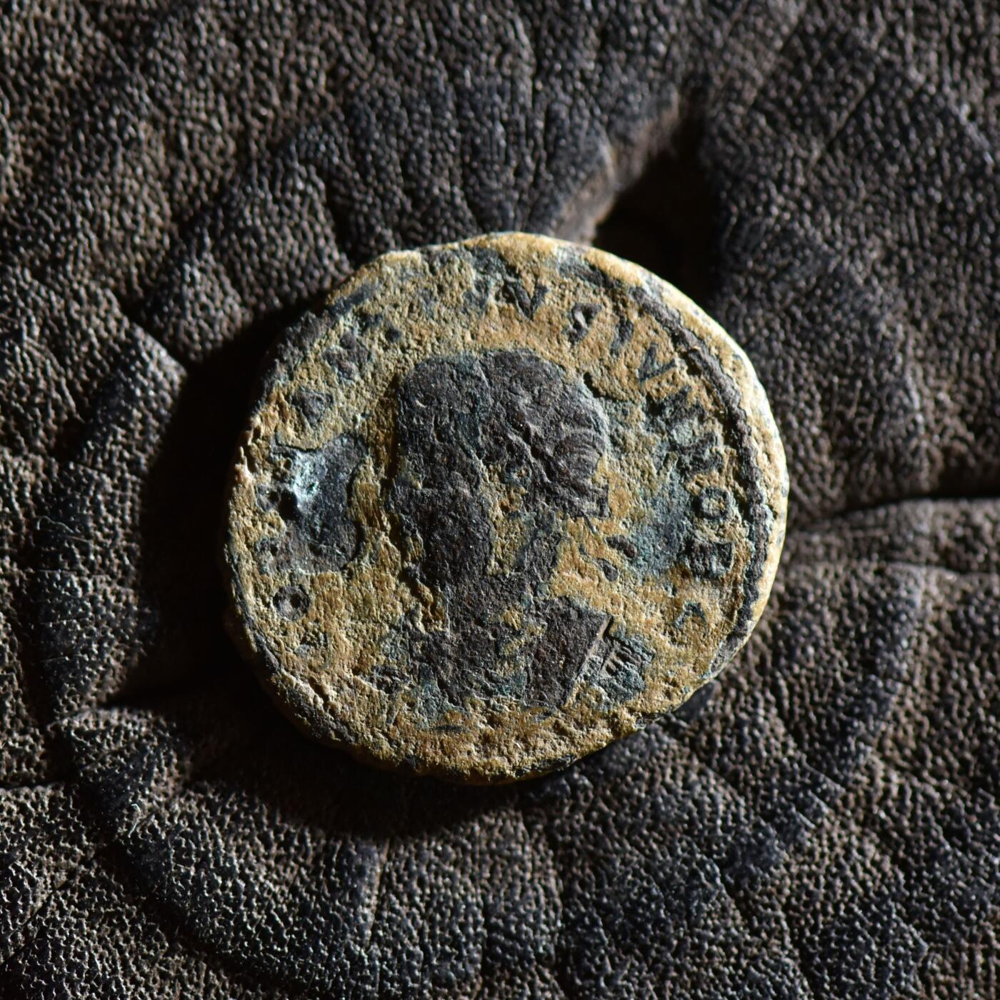 【良泉】【春节前最后一场】2月5日晚19.30点开拍！208组，本场结束后预存钱币的朋友请告知，将连同本场拍品一起邮寄，预祝诸位春节愉快！ 【少见面左版】公元335-337年【古罗马】君士坦丁二世，凯撒头衔“军塔营门”铜币，2.03克