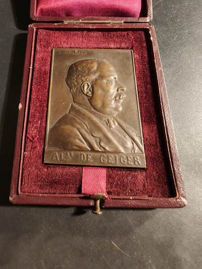 老王徽章第176期 - 法国Utzschneider机构的员工为纪念Alexandre de Geiger及其家族成员获得荣誉军团勋章方形大铜章     原盒     尺寸44×61mm     重量80g