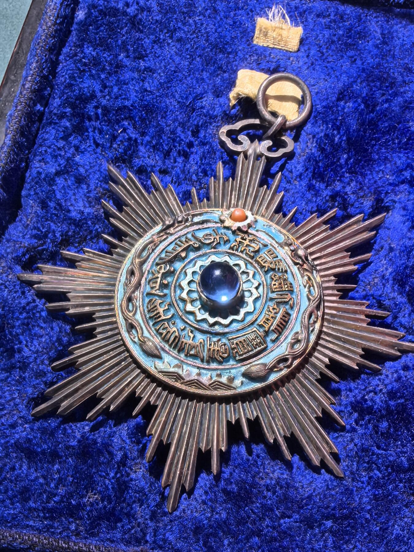 盛世勋华——号角文化勋章邮票专场拍卖第298期 三等第三双龙宝星 银质 漆盒 收藏价值不必多讲，三等第三级为十一等級体系中层级，授予各国翻译官、游击、都司等人员，是晚清中外外交互动的直接物证。原配漆盒为蓝绒内衬，是清代内务府造办处制式包装