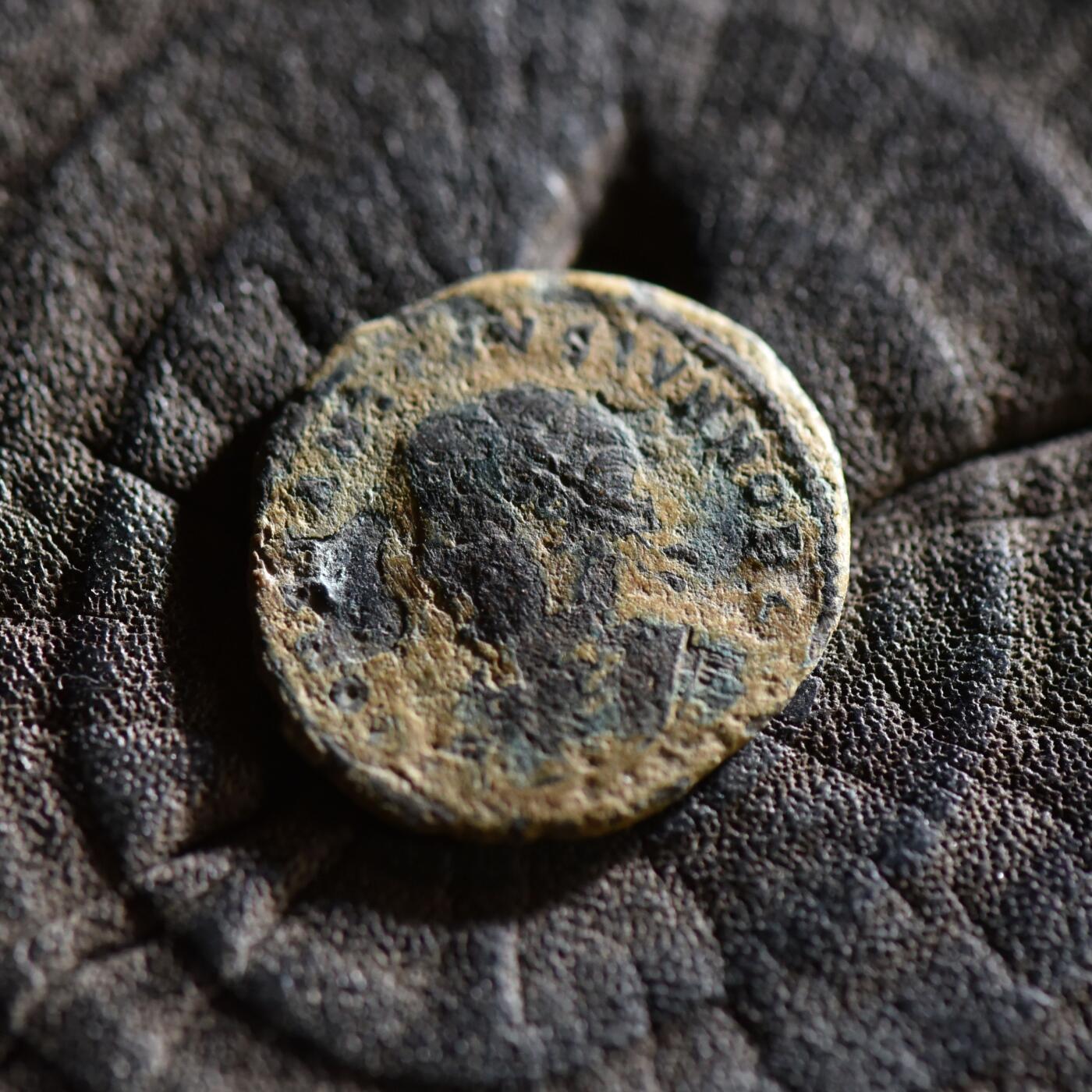 【良泉】【春节前最后一场】2月5日晚19.30点开拍！208组，本场结束后预存钱币的朋友请告知，将连同本场拍品一起邮寄，预祝诸位春节愉快！ 【少见面左版】公元335-337年【古罗马】君士坦丁二世，凯撒头衔“军塔营门”铜币，2.03克