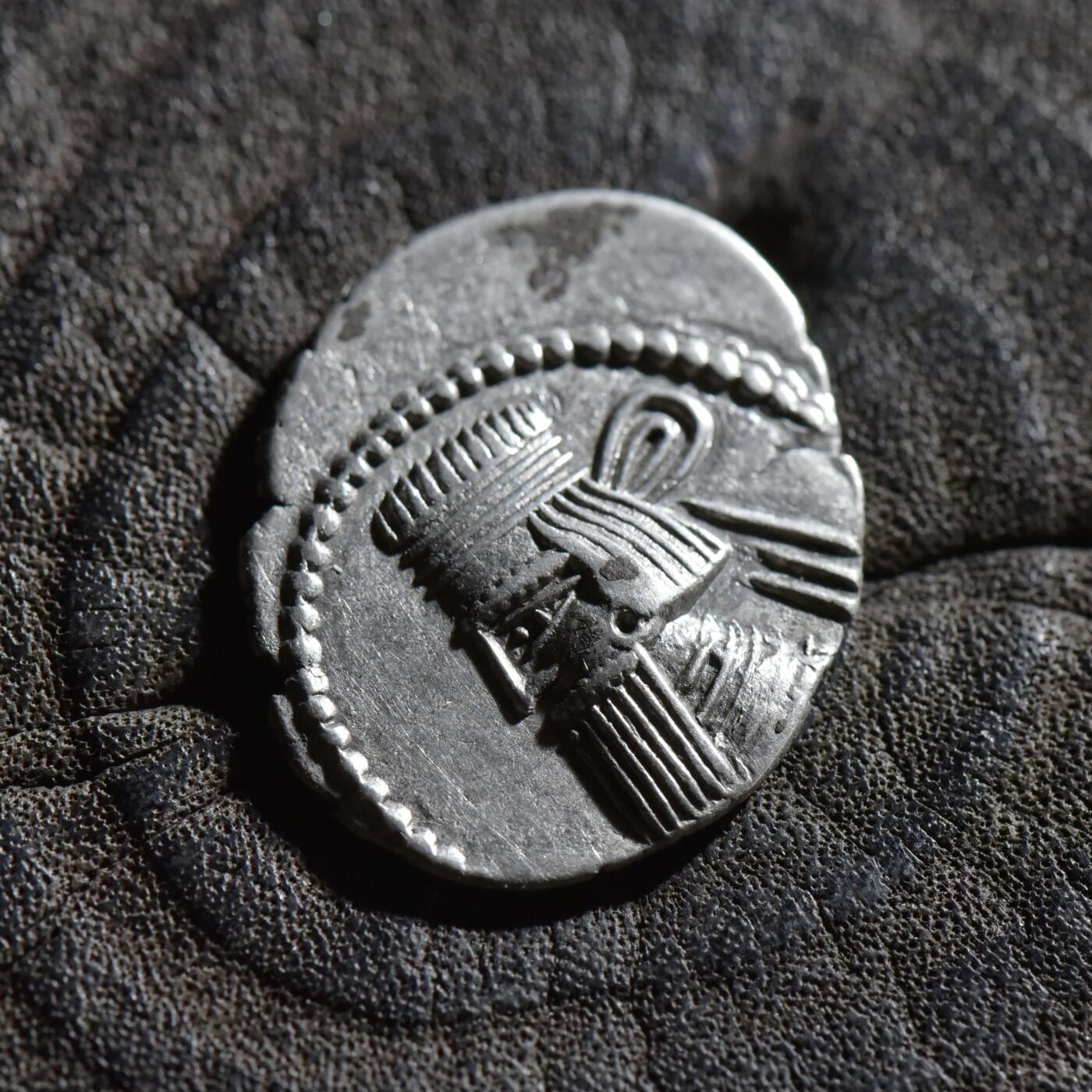 【良泉】【春节前最后一场】2月5日晚19.30点开拍！208组，本场结束后预存钱币的朋友请告知，将连同本场拍品一起邮寄，预祝诸位春节愉快！ 【美品】公元10-38年【古波斯】帕提亚（安息）阿塔巴努斯二世，一德拉克马银币，3.43克