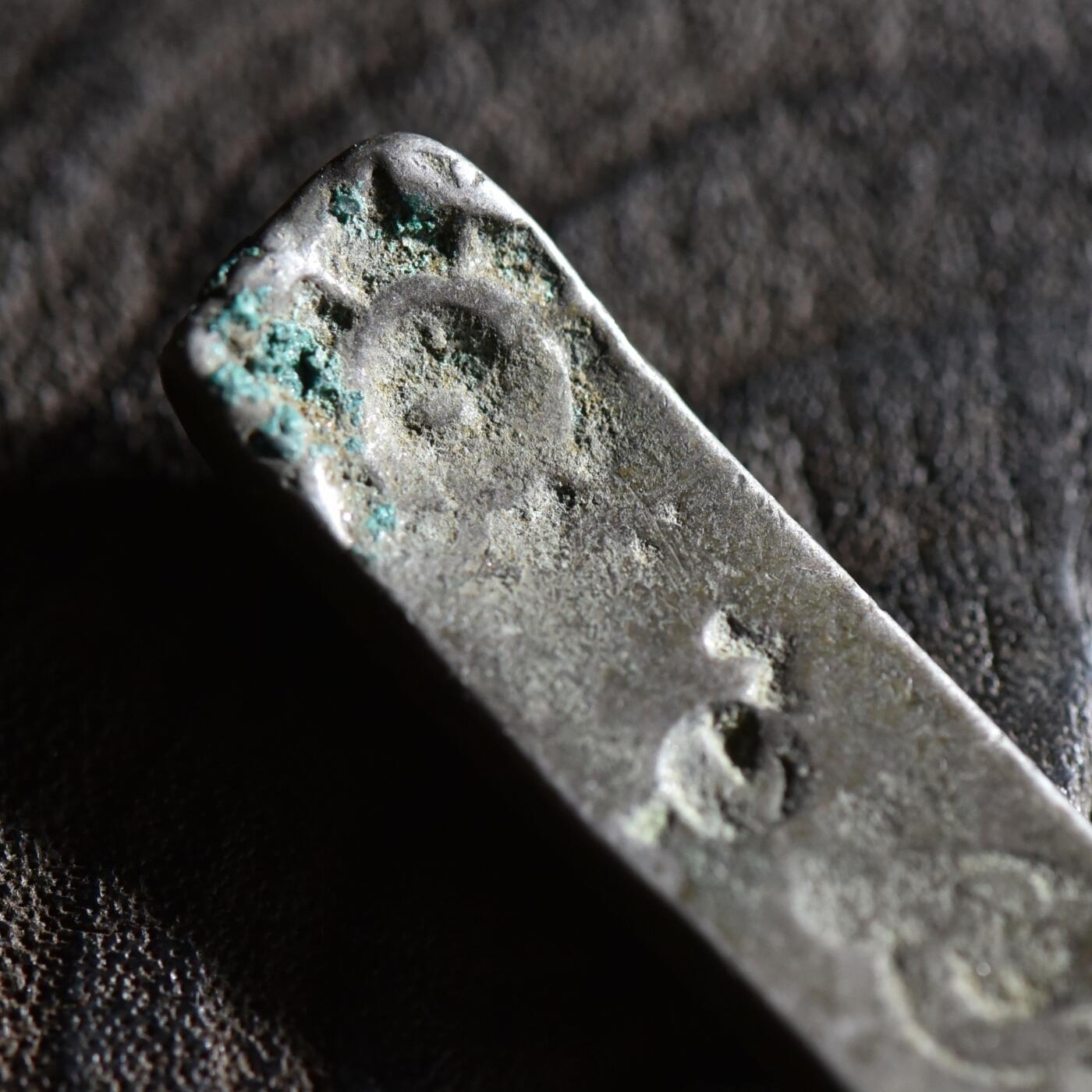 【良泉】【春节前最后一场】2月5日晚19.30点开拍！208组，本场结束后预存钱币的朋友请告知，将连同本场拍品一起邮寄，预祝诸位春节愉快！ 【罐装薄锈】【极美品】公元前5-前3世纪【古印度】犍陀罗 六臂符1萨特马纳 银币，11.4克