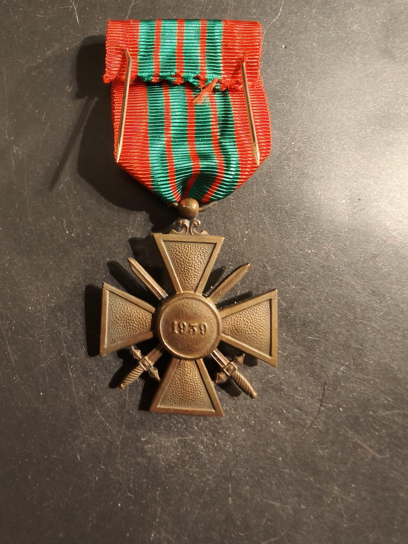 老王徽章第176期 法国1939战争十字奖章    2颗铜星勋饰