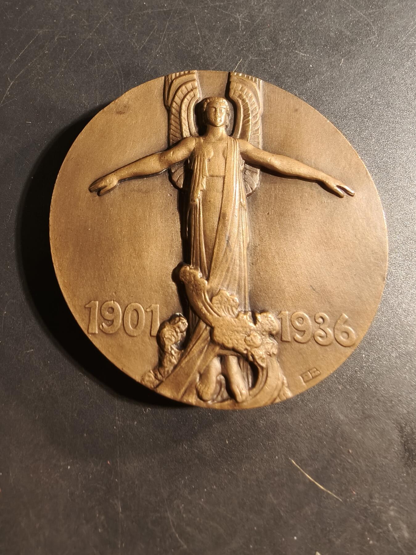 老王徽章第176期 法国航空先驱和飞行员让·梅尔莫兹大铜章     直径59mm     重量123.3g        让·梅尔莫兹（1901-1936）是一位传奇飞行员，以其在航空邮件服务（Aéropostale）中开创性的长途飞行而闻名。 