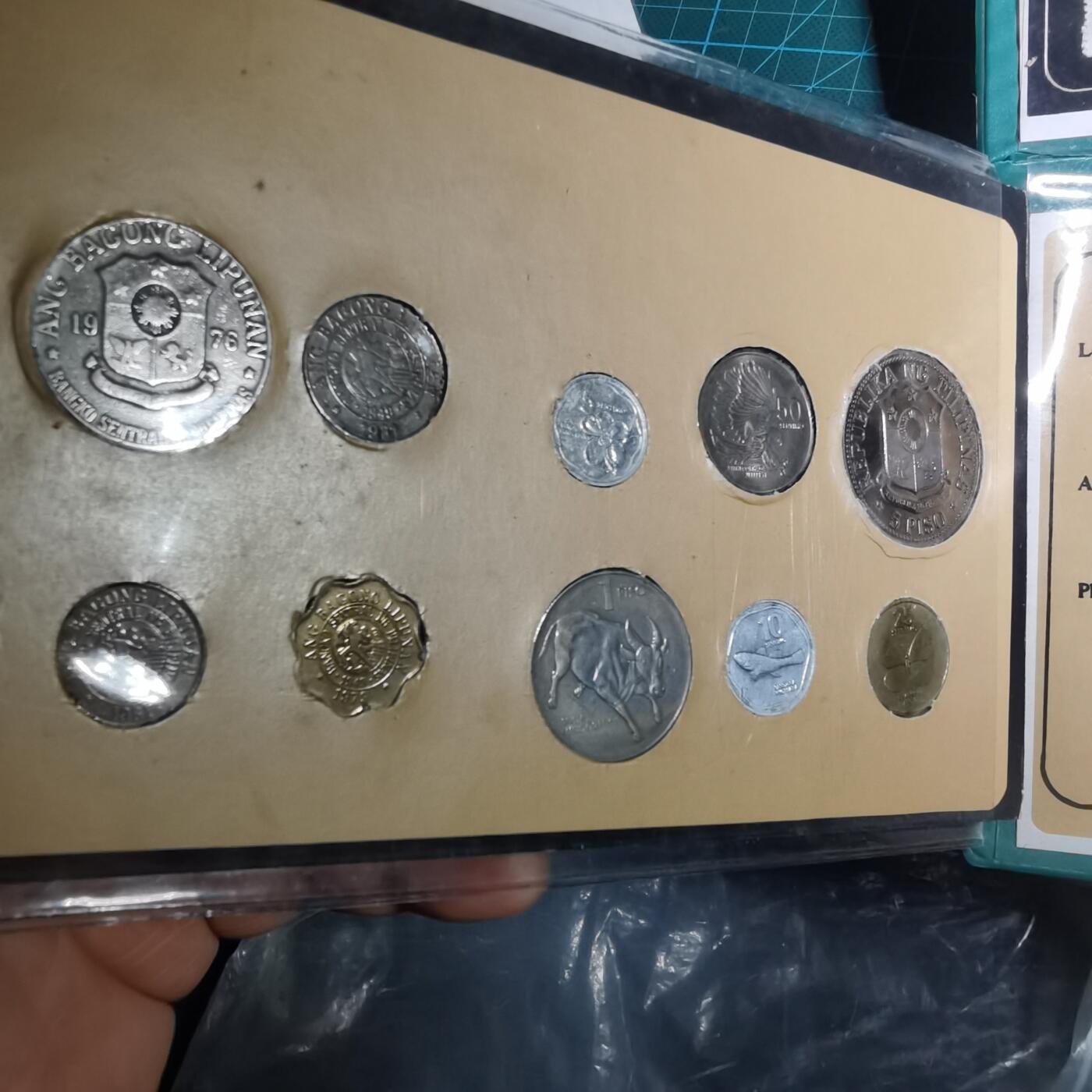 沼泽如烟--第956场 菲律宾邮票币册有裂