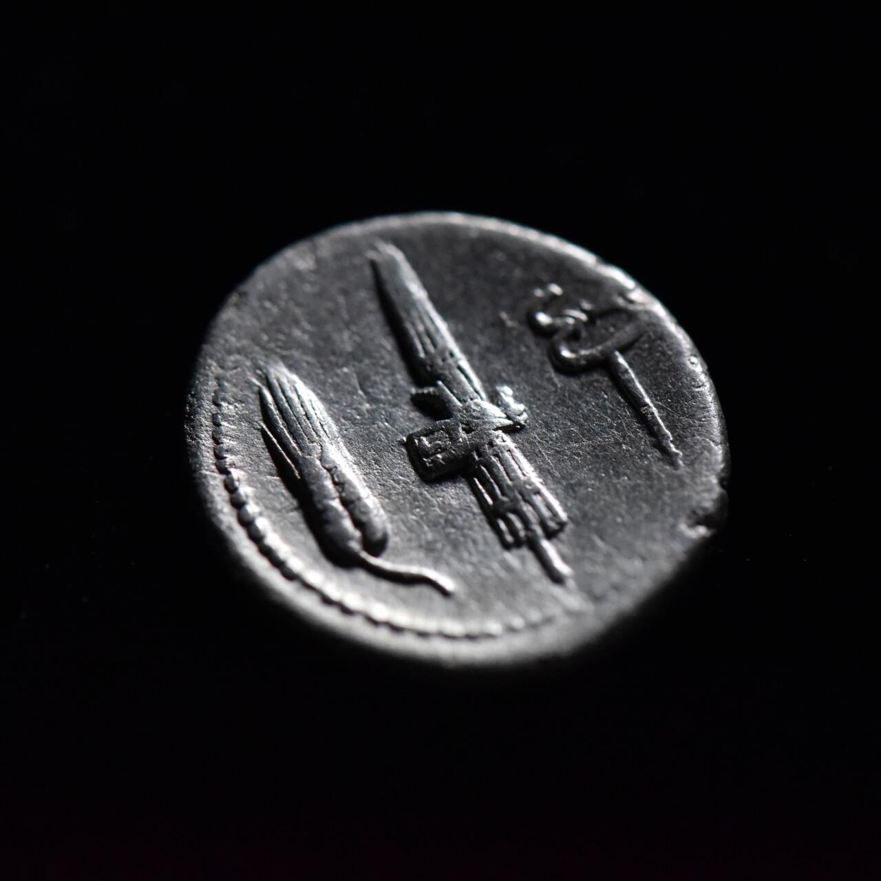 【良泉】【春节前最后一场】2月5日晚19.30点开拍！208组，本场结束后预存钱币的朋友请告知，将连同本场拍品一起邮寄，预祝诸位春节愉快！ 【极美品！】公元前83年【古罗马·共和时期】打制，爱与美之神—维纳斯，第纳尔银币，3.69克