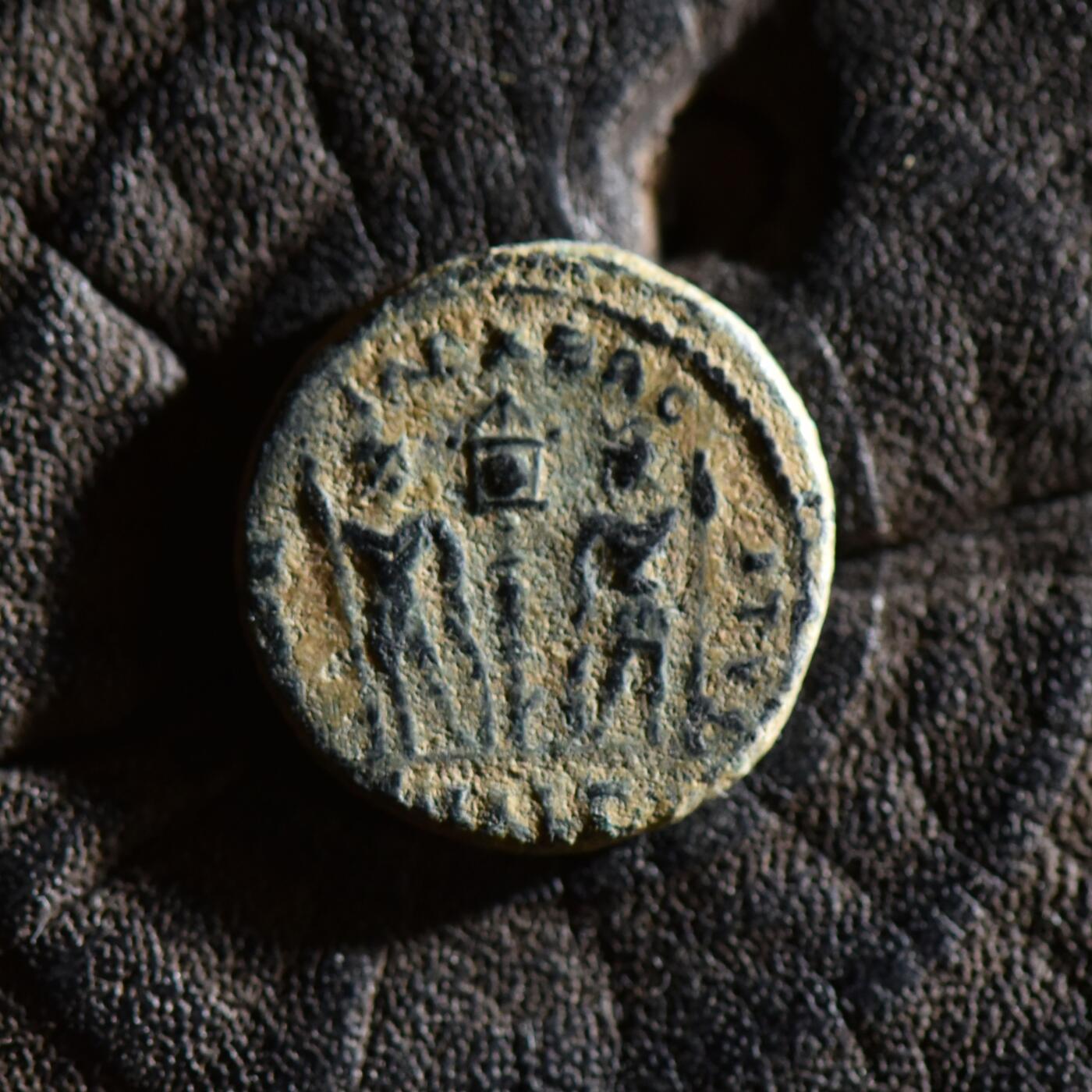 【良泉】【春节前最后一场】2月5日晚19.30点开拍！208组，本场结束后预存钱币的朋友请告知，将连同本场拍品一起邮寄，预祝诸位春节愉快！ 【少见版】公元333-335年【古罗马】君士坦斯，凯撒版“士兵军旗”铜币，埃及亚历山大港造币厂，1.78克