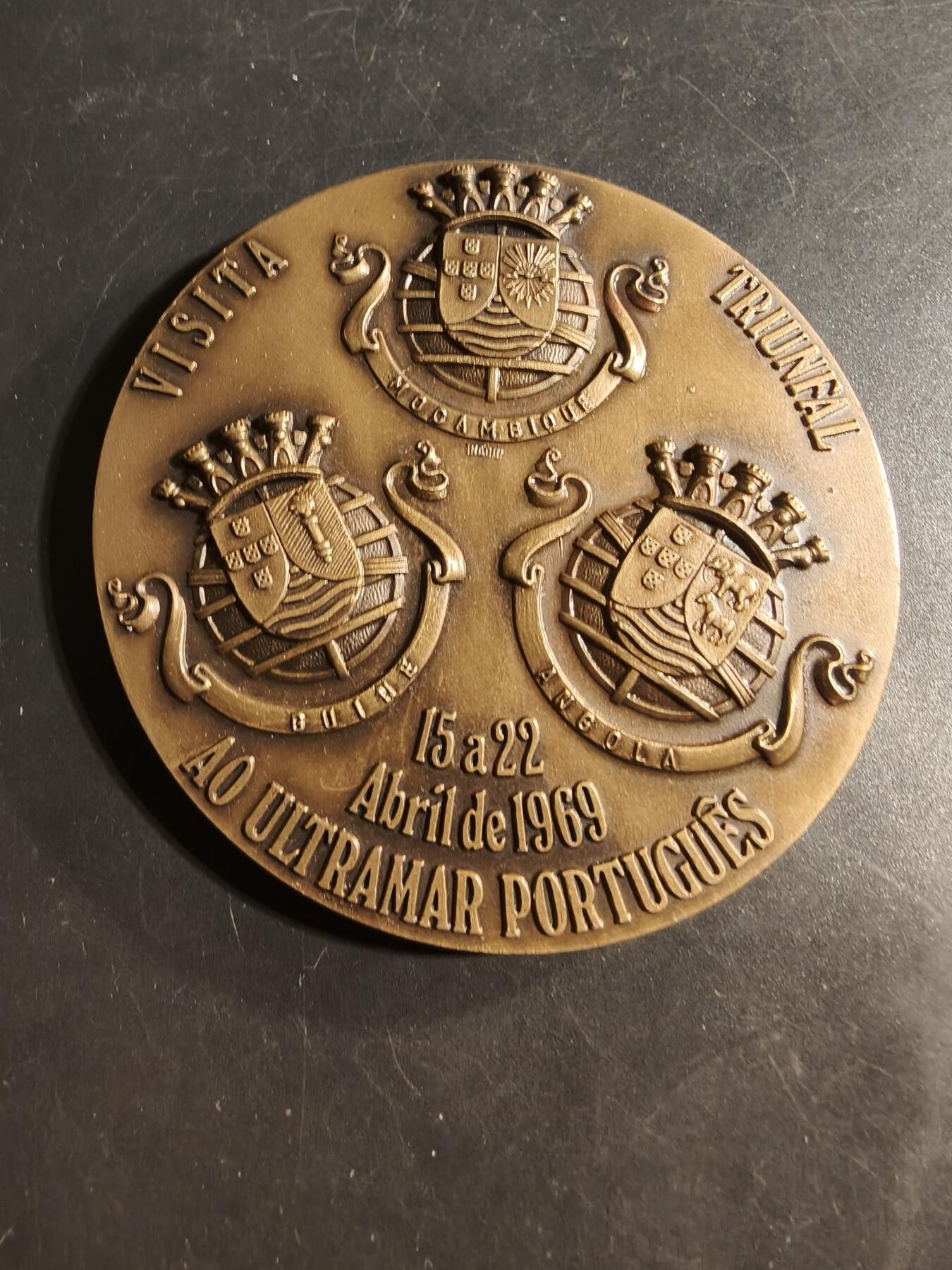 老王徽章第176期 葡萄牙纪念1969年卡埃塔诺总理访问安哥拉、几内亚、莫桑比克等海外省大铜章     直径80mm    重量208.4g      