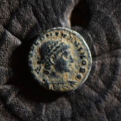 【良泉】【春节前最后一场】2月5日晚19.30点开拍！208组，本场结束后预存钱币的朋友请告知，将连同本场拍品一起邮寄，预祝诸位春节愉快！ - 【少见版】公元333-335年【古罗马】君士坦斯，凯撒版“士兵军旗”铜币，埃及亚历山大港造币厂，1.78克