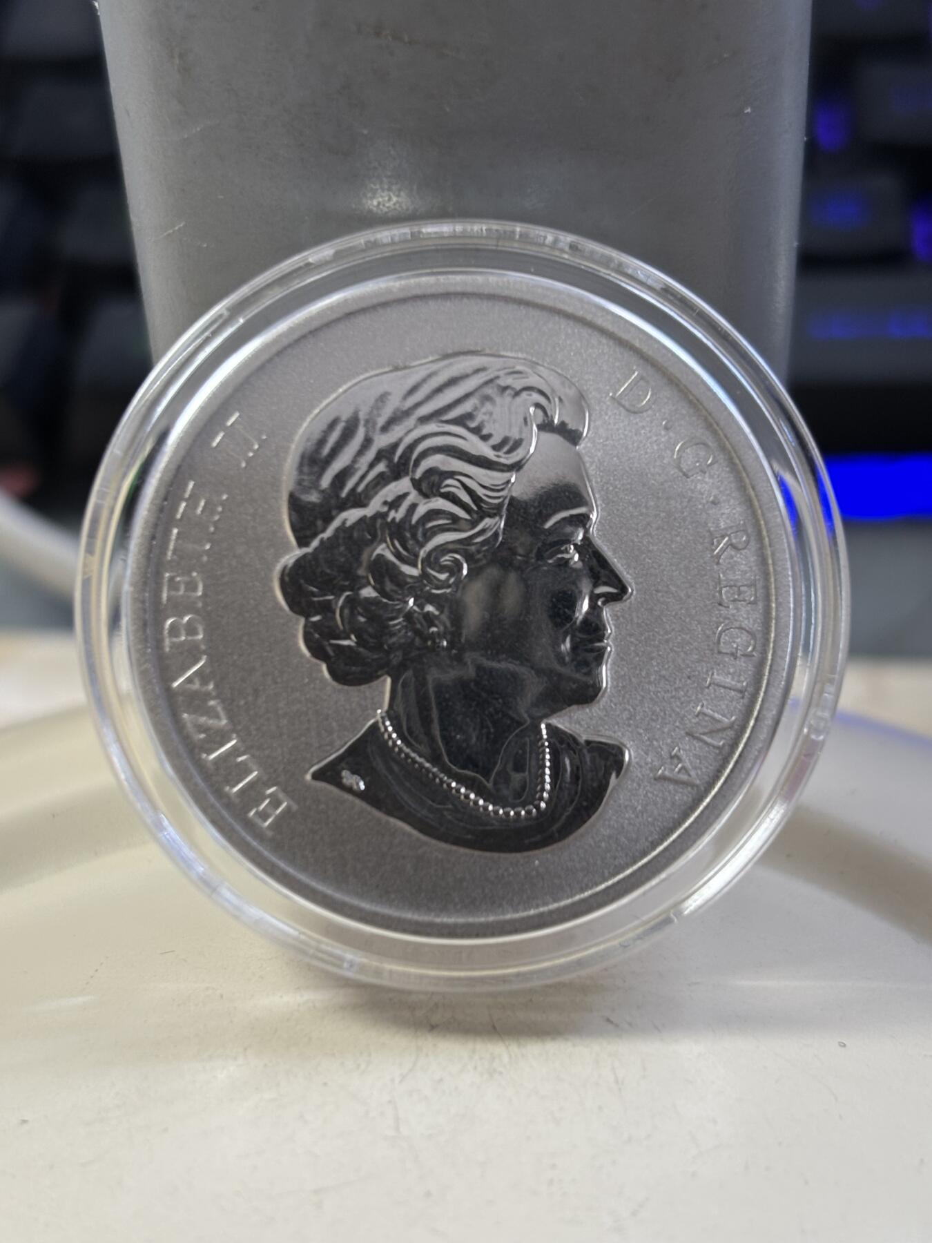 第187期拍卖 获奖加拿大2012年史前动物1恐龙厚鼻龙夜光币，13.7克，发行25000枚，获得2014年克劳斯世界最佳创意硬币大奖