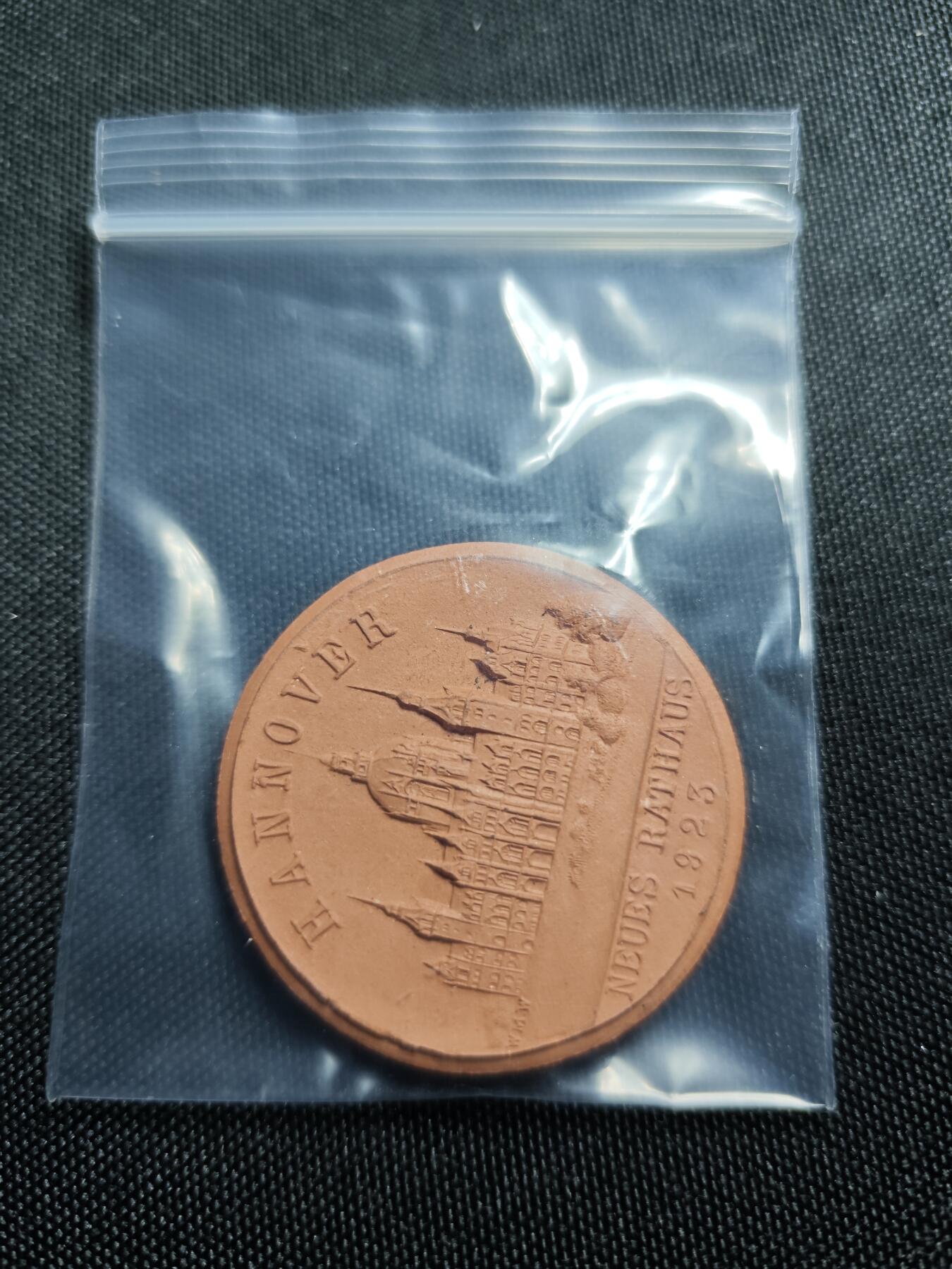 KK钱币收藏小铺  第400期  百期特拍（四拍之四）2月预留时间 周末发货 1924德国汉诺威新市政厅纪念 陶瓷章