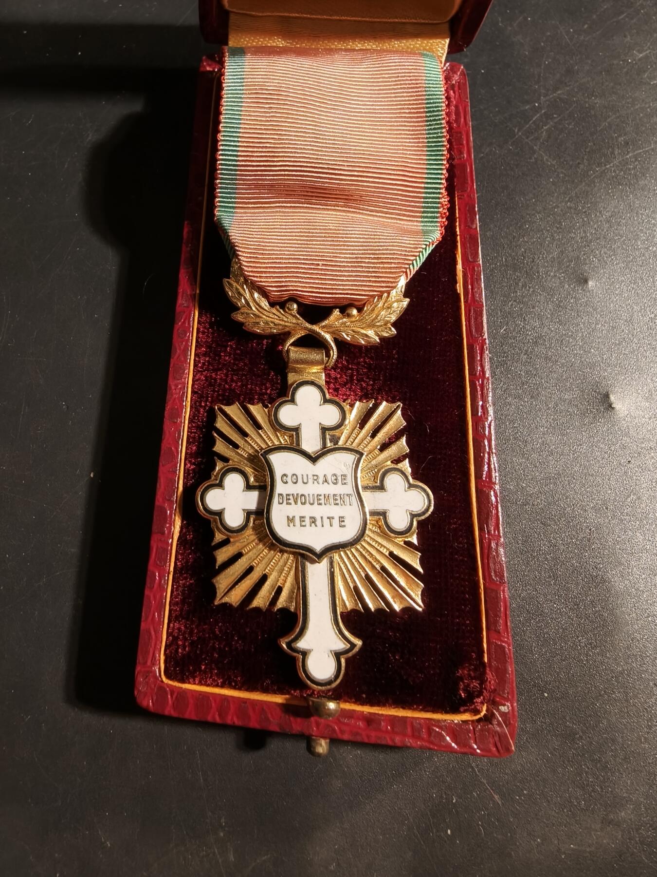 老王徽章第176期 法国骑士级英勇奉献功绩十字勋章     原盒      旨在鼓励和表彰在文化、艺术、文学、科学和体育领域为提升法国声望做出贡献的人士。