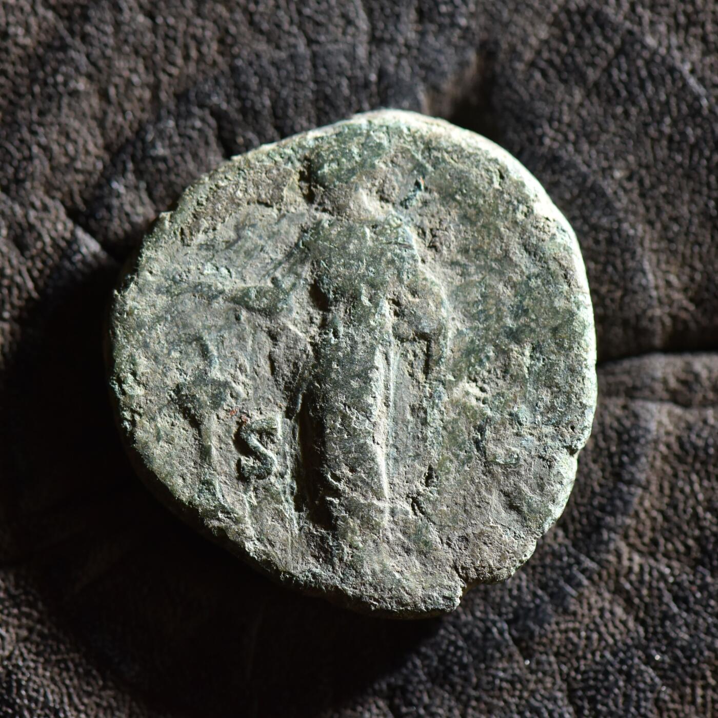 【良泉】【春节前最后一场】2月5日晚19.30点开拍！208组，本场结束后预存钱币的朋友请告知，将连同本场拍品一起邮寄，预祝诸位春节愉快！ 公元196年【古罗马】塞普提米乌斯·塞维鲁，皇帝，蒙面，身着托加长袍，站在祭坛前，阿斯铜币，5.7克