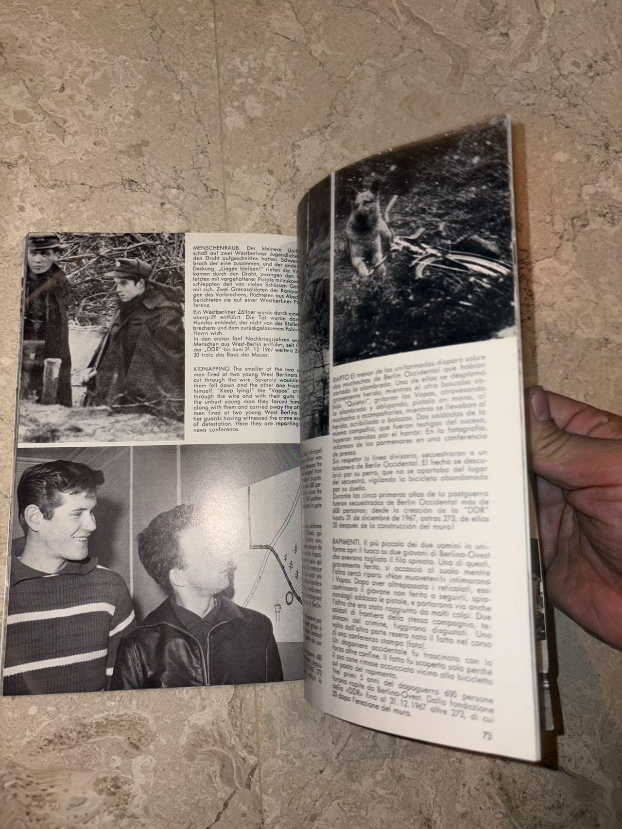 盛世勋华——号角文化勋章邮票专场拍卖第298期 德国柏林墙文献《发生在墙边的事》，附带荷兰语报纸对柏林墙相关历史的专题报道，记录了1961年8月13日柏林墙修建至1989年倒塌期间，西柏林周边封锁带的发展与关键事件。全书127页，采用黑白纪实摄影，左侧是守卫柏林墙的士兵形象，右侧是柏林墙相关事件的纪实小图（如越墙尝试、热气球逃亡、地标建筑等），直观展现冷战时期柏林的分裂状态。