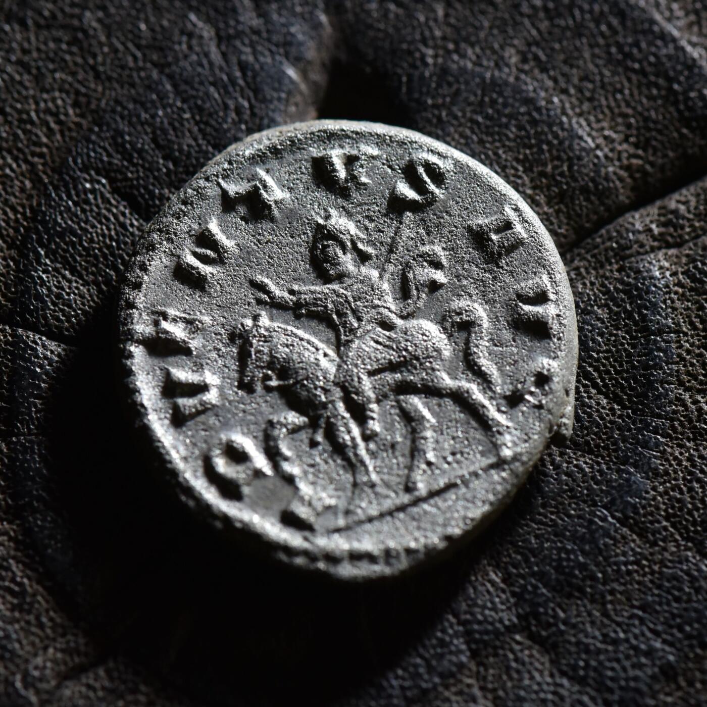 【良泉】【春节前最后一场】2月5日晚19.30点开拍！208组，本场结束后预存钱币的朋友请告知，将连同本场拍品一起邮寄，预祝诸位春节愉快！ 【少见】公元251-253年【古罗马】加卢斯之子——沃鲁西安努斯，背皇帝骑马，铭文ADVENTVS AVG（奥古斯都的驾临。这类铭文是为了纪念皇帝抵达罗马，可能是登基之初，也可能是从远方归来。它们也指皇帝驾临帝国境内的某个城市或行省。）双迪纳里银币，4.75克