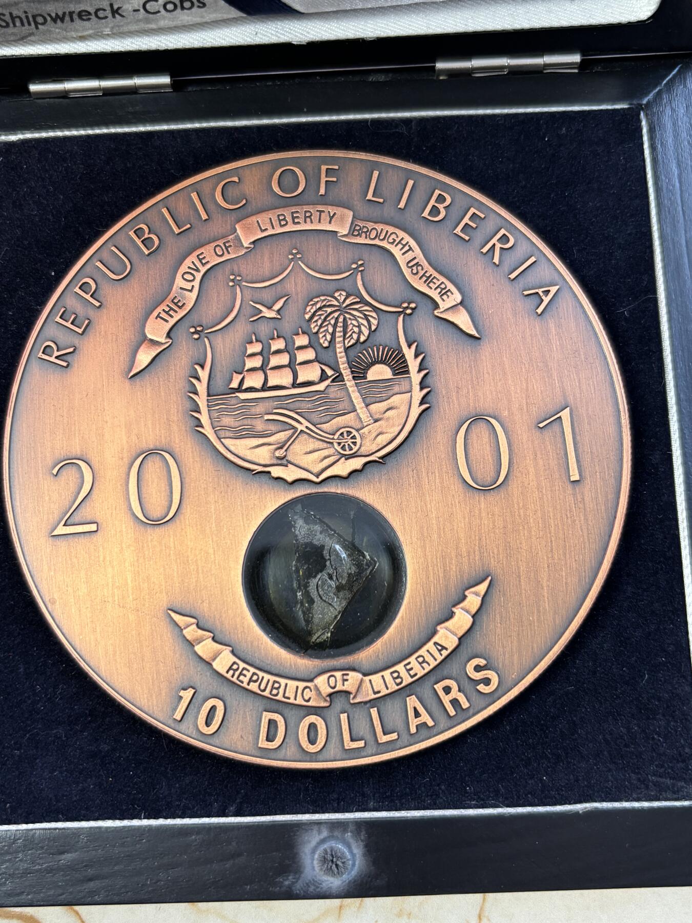 第187期拍卖 利比里亚2001年嵌路易莎公主号沉船碎片纪念大铜币，777克，发行2000枚