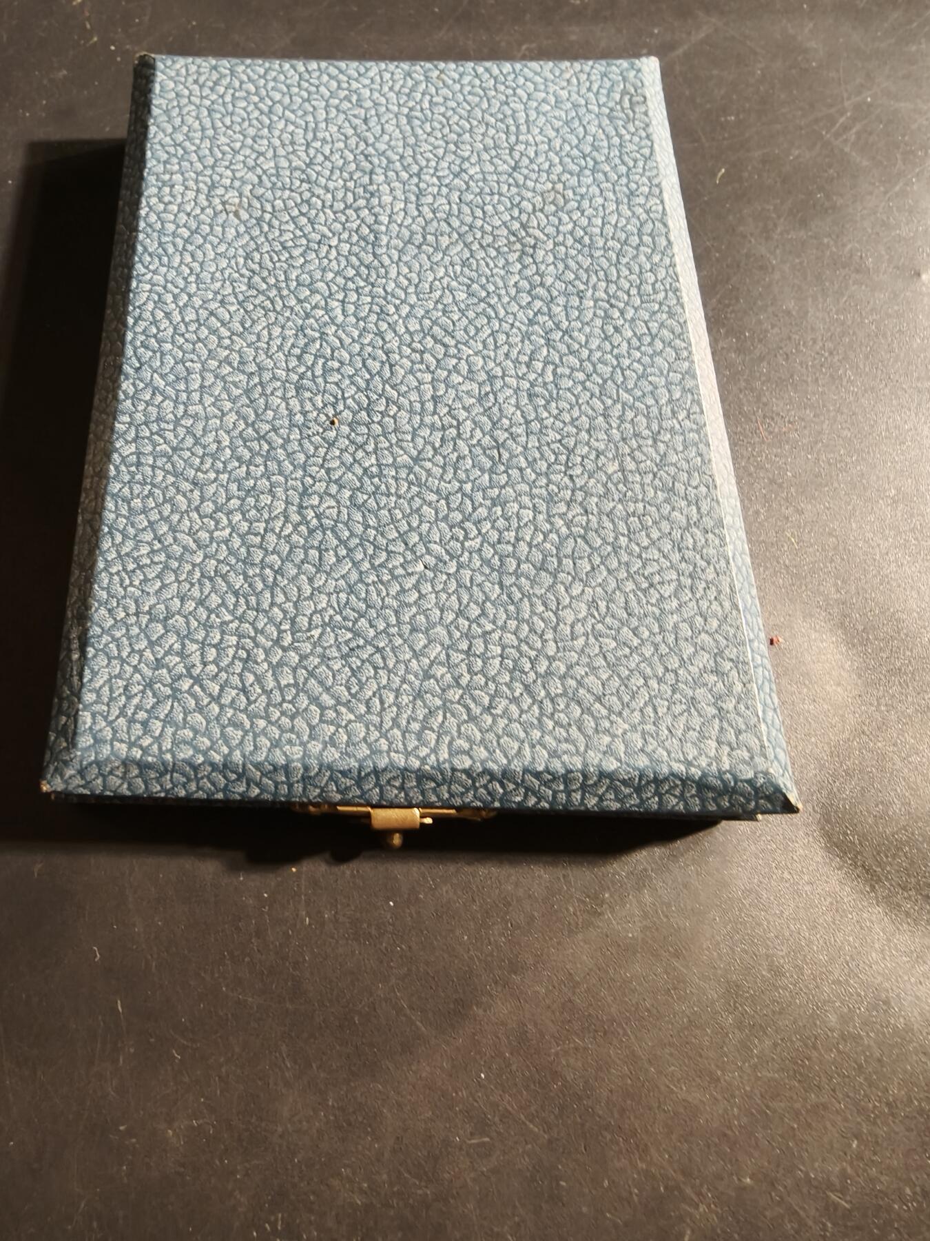 老王徽章第176期 法国一战战争孤儿方形镀银大铜章     原盒     尺寸54×90mm    重量122.5g