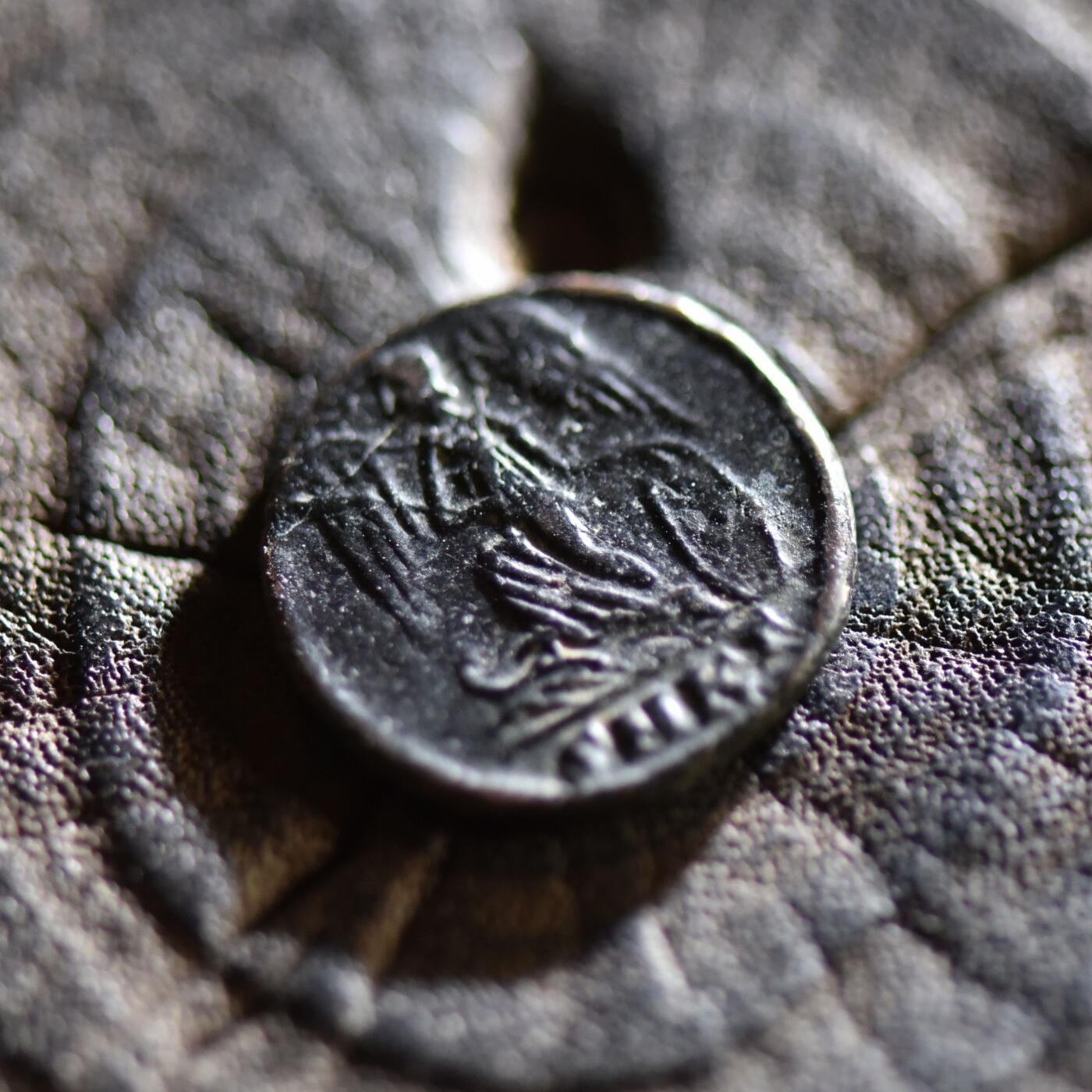 【良泉】【春节前最后一场】2月5日晚19.30点开拍！208组，本场结束后预存钱币的朋友请告知，将连同本场拍品一起邮寄，预祝诸位春节愉快！ 【极美品】公元330-340年【古罗马】君士坦丁大帝“胜利女神”铜币，君士坦丁堡迁都纪念，2.45克