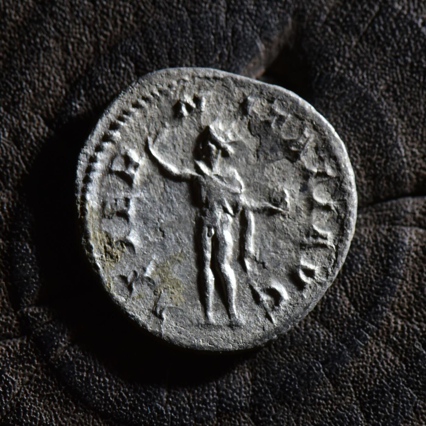 【良泉】【春节前最后一场】2月5日晚19.30点开拍！208组，本场结束后预存钱币的朋友请告知，将连同本场拍品一起邮寄，预祝诸位春节愉快！ 公元238-244年【古罗马】戈尔迪安三世，背太阳神索尔，铭文AETERNITATI AVG（奥古斯都永恒）双迪纳里银币，2.08克