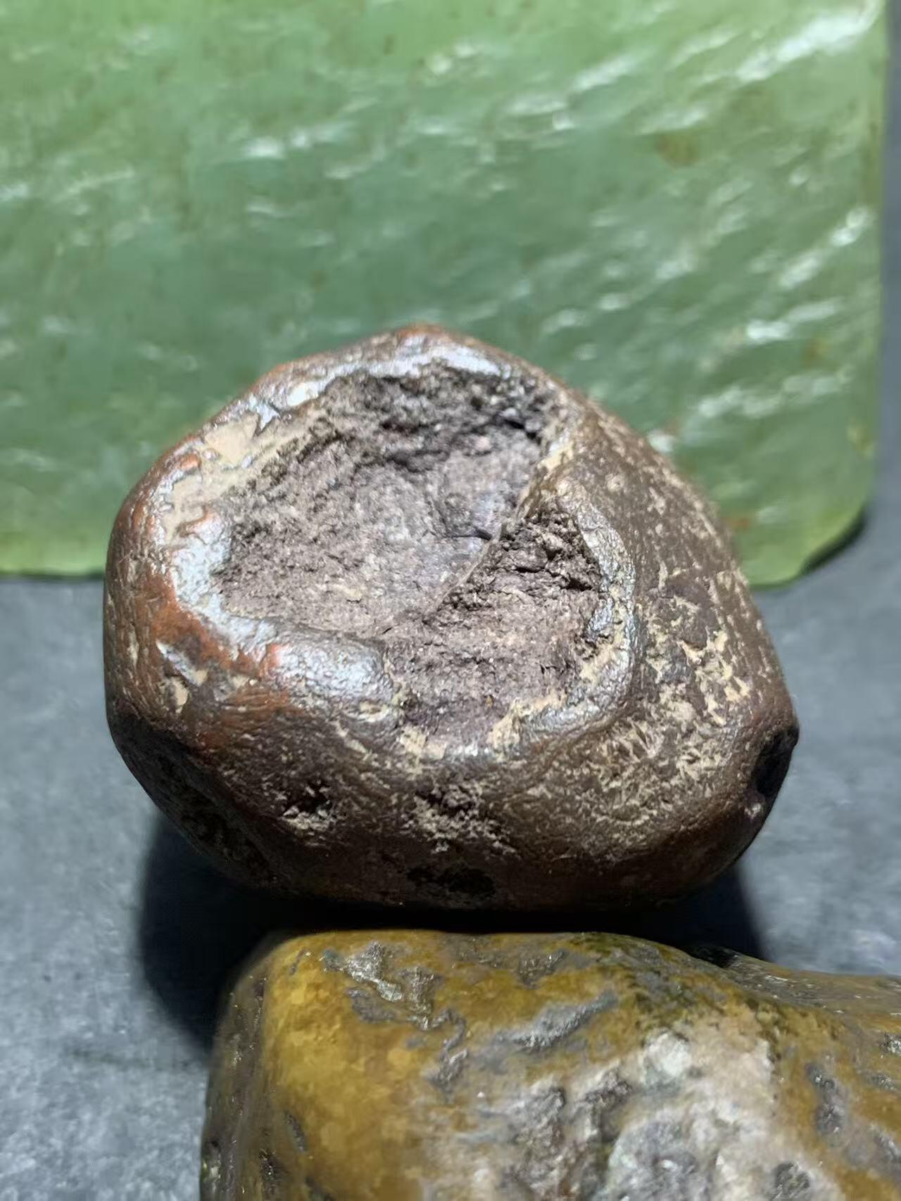 精美铁皮开窗料南红玛瑙原石一颗，