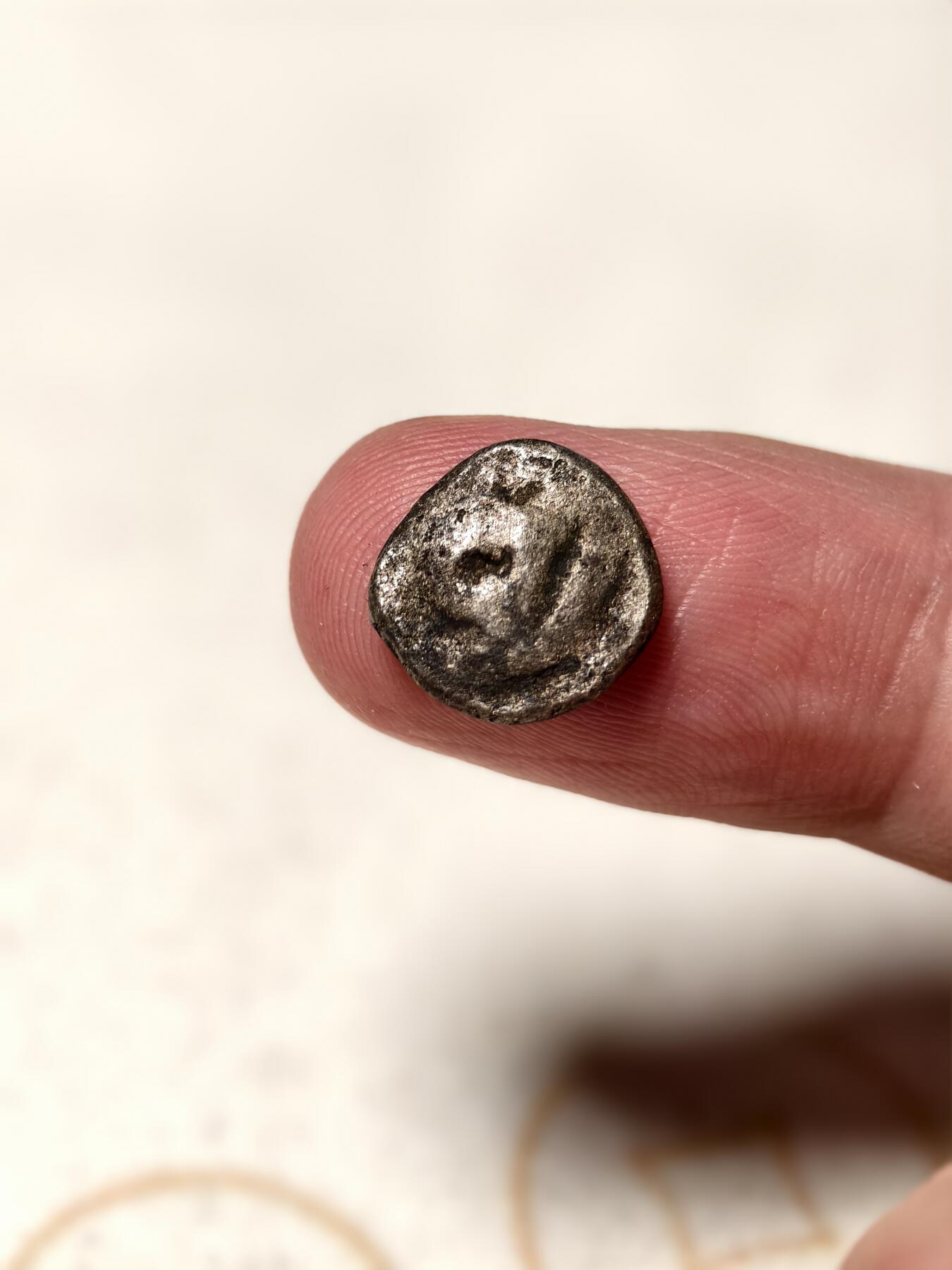 抚柳草堂-第七期章牌钱币 奖章勋章限时免佣 满百包邮 放漏专场 三佛齐王国末期至满者伯夷王国早期打制小银币 1.5g重正面有檀香花徽记，背面爪哇岛文，面值1 Unit或称Masa