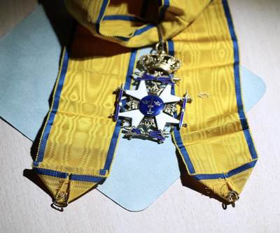 大猫徽章拍卖 第286期 瑞典王国指挥官级宝剑勋章军事版 银质镀金局部珐琅，6点方向珐琅有损（特别容易磕），很少见