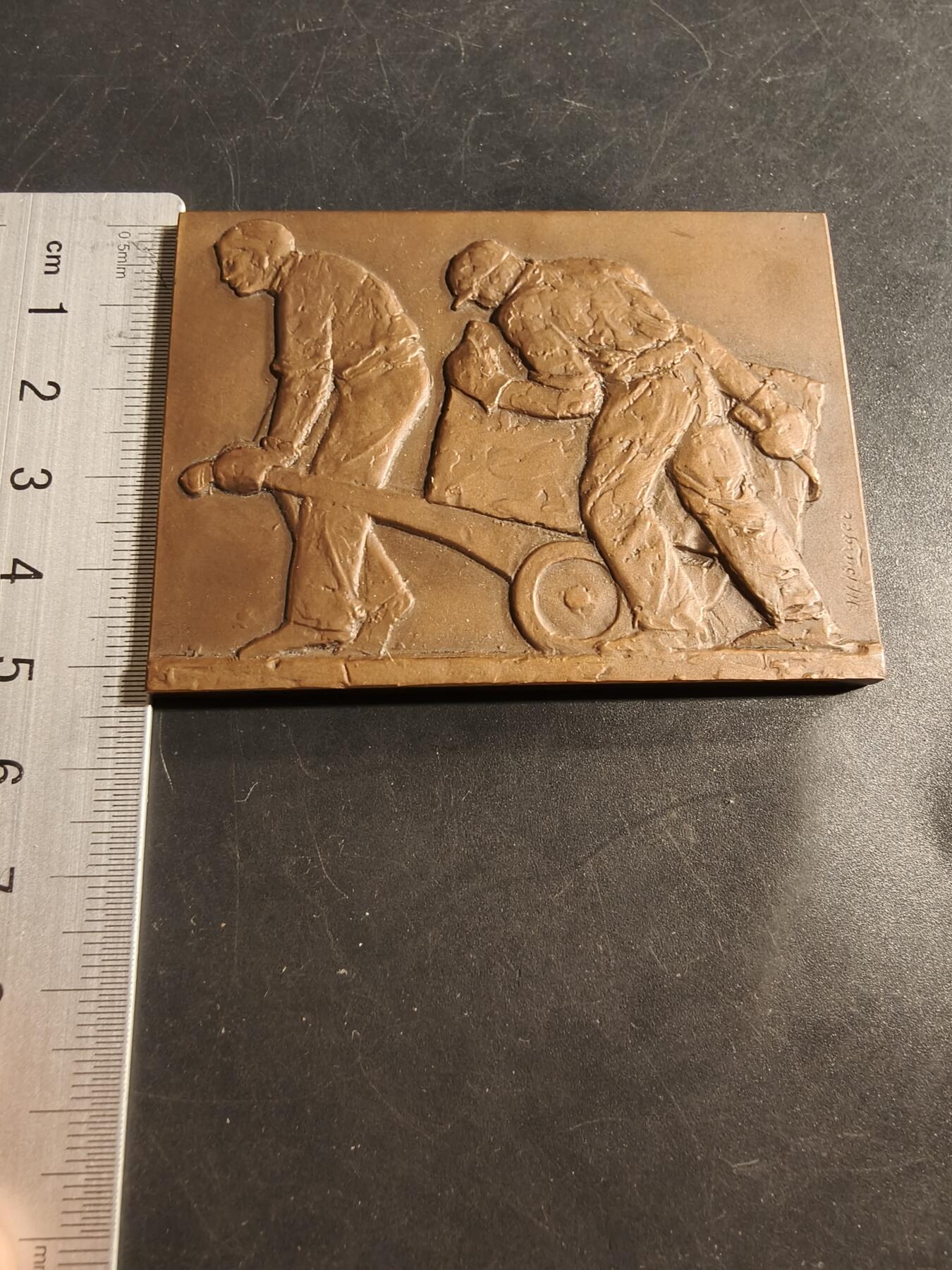 老王徽章第176期 法国鲁昂地区建筑和公共工程雇主协会方形大铜章     原盒     尺寸69×54mm     重量140g