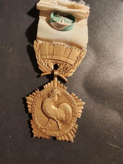 老王徽章第176期 - 法国金级地方嘉奖奖章    950银镀金    33.3g