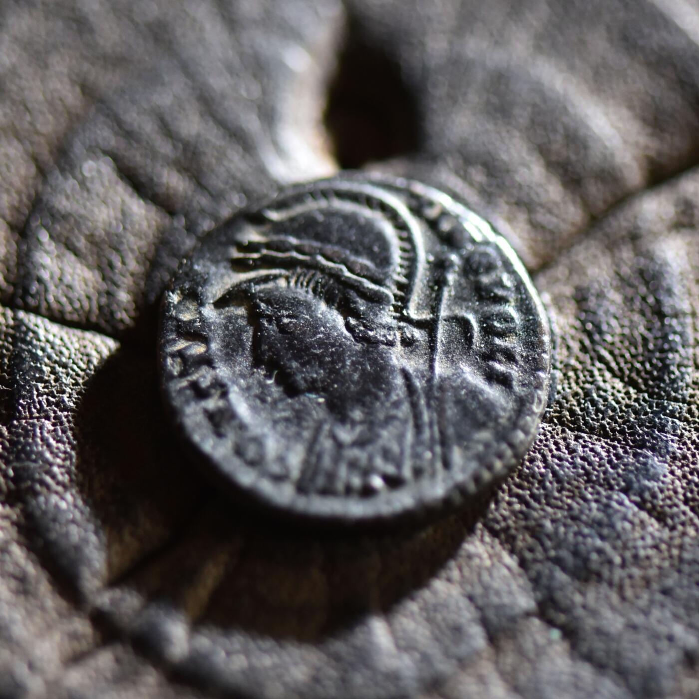 【良泉】【春节前最后一场】2月5日晚19.30点开拍！208组，本场结束后预存钱币的朋友请告知，将连同本场拍品一起邮寄，预祝诸位春节愉快！ 【极美品】公元330-340年【古罗马】君士坦丁大帝“胜利女神”铜币，君士坦丁堡迁都纪念，2.45克