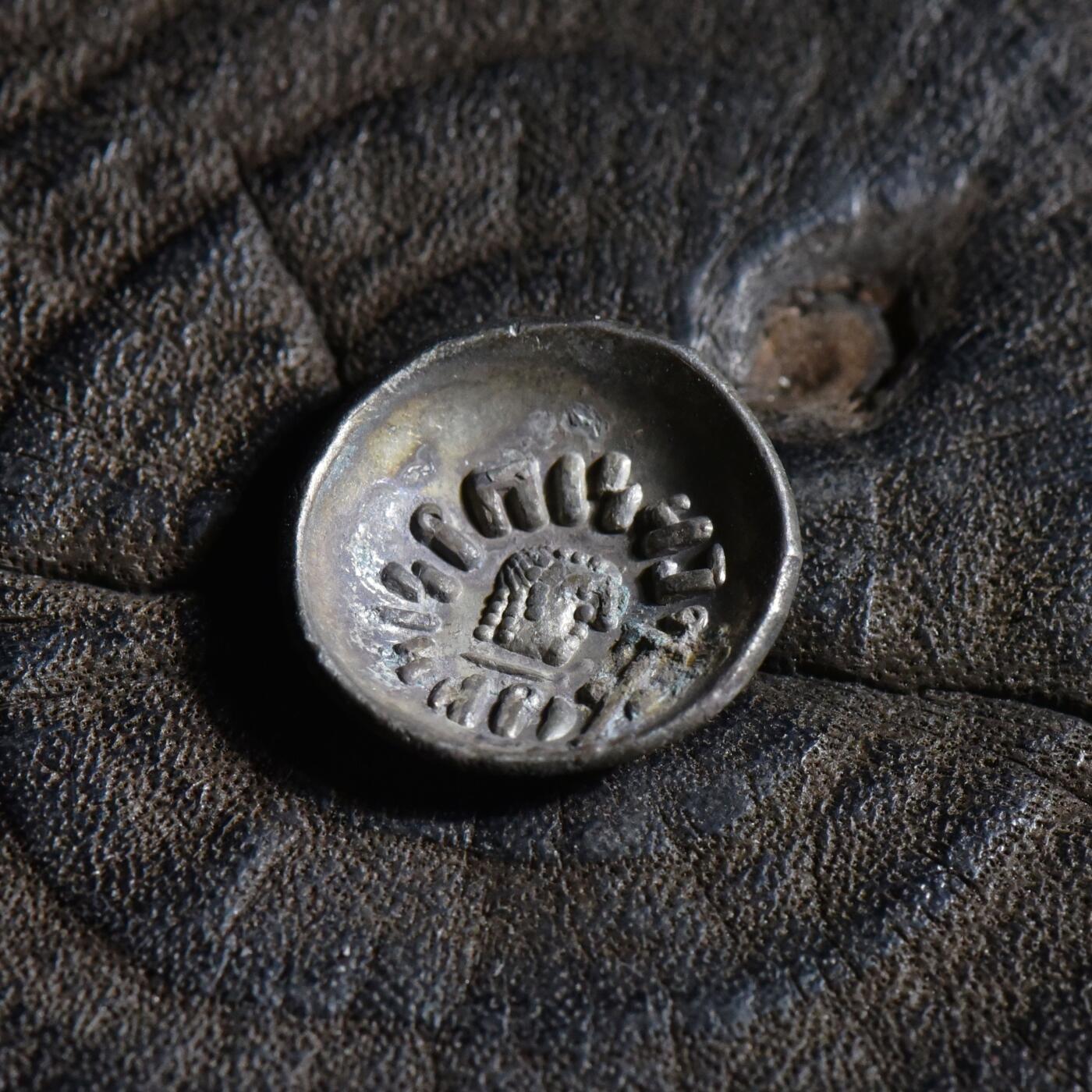 【良泉】【春节前最后一场】2月5日晚19.30点开拍！208组，本场结束后预存钱币的朋友请告知，将连同本场拍品一起邮寄，预祝诸位春节愉快！ 【极美品】【碟形】公元100-120年【南阿拉伯半岛】萨巴和希木叶尔王国，阿姆丹王1标准银币，1.42克