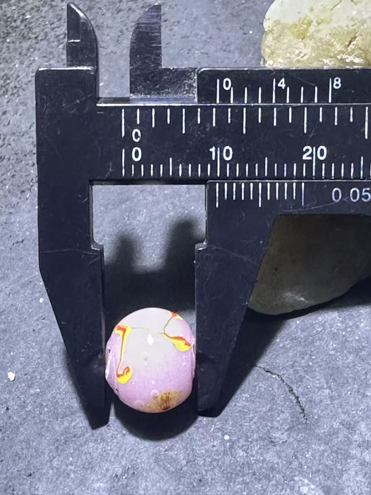 建国前后库存冰粉色祥云立体凤眼琉璃珠一颗，