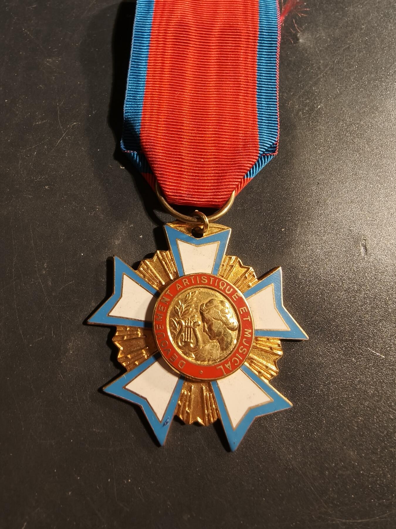 老王徽章第176期 法国骑士级艺术与音乐功绩勋章     原盒