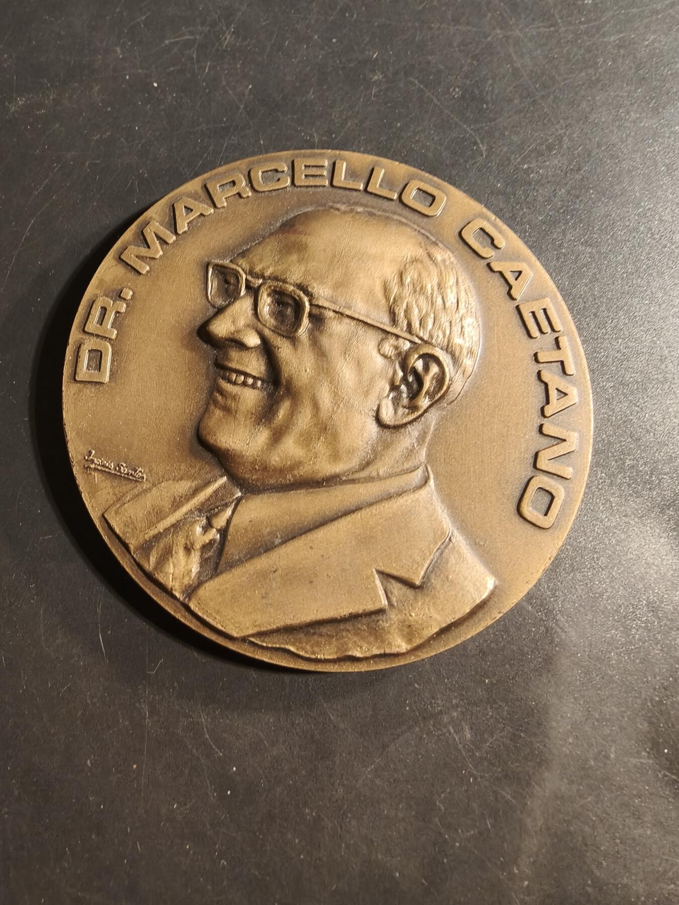 老王徽章第176期 葡萄牙纪念1969年卡埃塔诺总理访问安哥拉、几内亚、莫桑比克等海外省大铜章     直径80mm    重量208.4g      