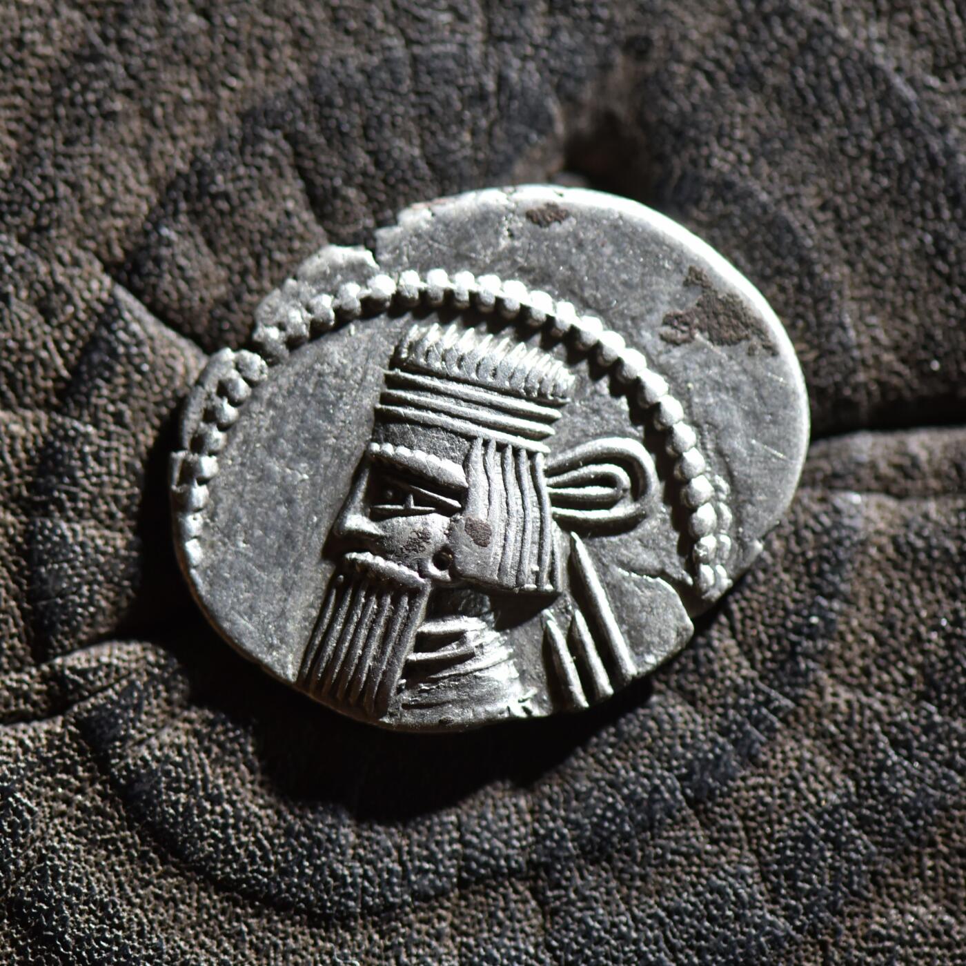 【良泉】【春节前最后一场】2月5日晚19.30点开拍！208组，本场结束后预存钱币的朋友请告知，将连同本场拍品一起邮寄，预祝诸位春节愉快！ 【美品】公元10-38年【古波斯】帕提亚（安息）阿塔巴努斯二世，一德拉克马银币，3.43克