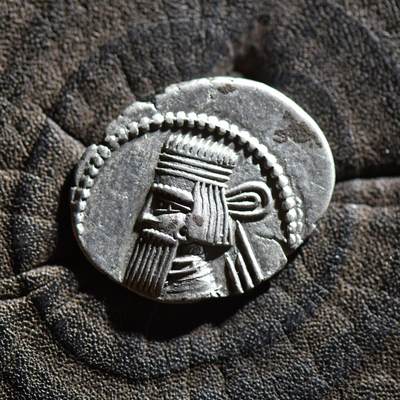 【良泉】【春节前最后一场】2月5日晚19.30点开拍！208组，本场结束后预存钱币的朋友请告知，将连同本场拍品一起邮寄，预祝诸位春节愉快！ - 【美品】公元10-38年【古波斯】帕提亚（安息）阿塔巴努斯二世，一德拉克马银币，3.43克