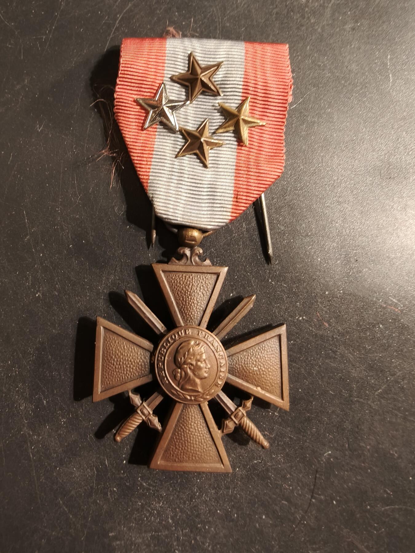 老王徽章第176期 法国海外行动版战争十字奖章   4颗铜星勋饰