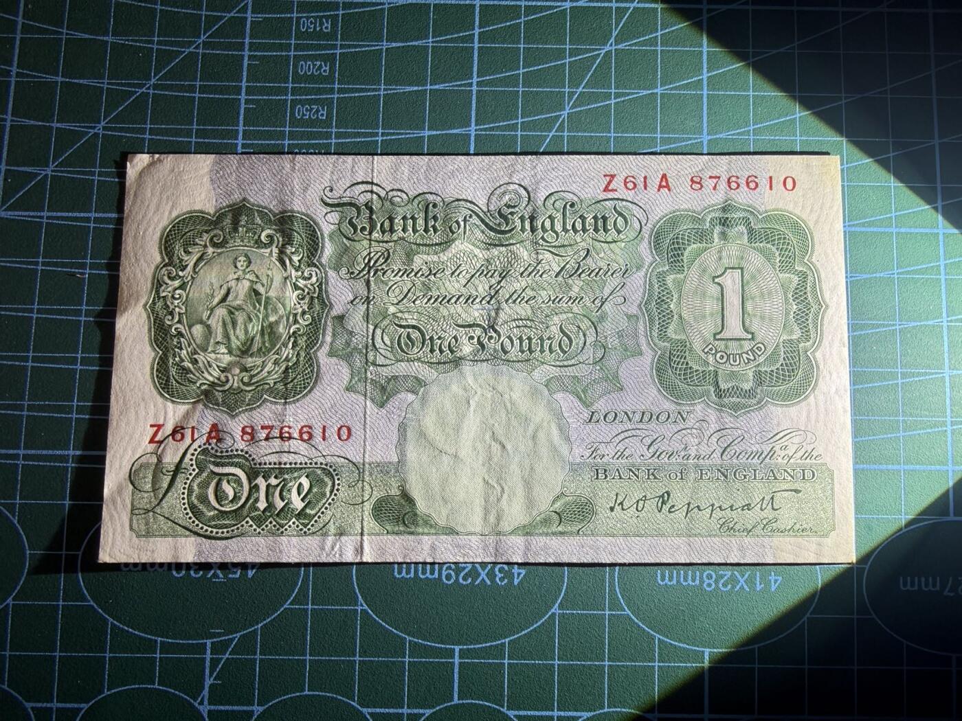 【炜奕收藏】，第五十六期，大不列颠专场 英国A序列1镑，品相如图，战时签名