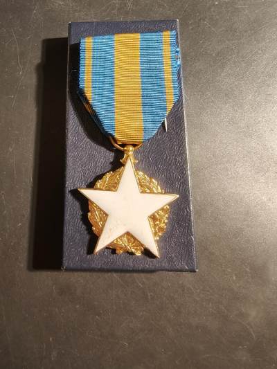 老王徽章第176期 - 法国民事版战伤奖章    带纸盒    少见白珐琅