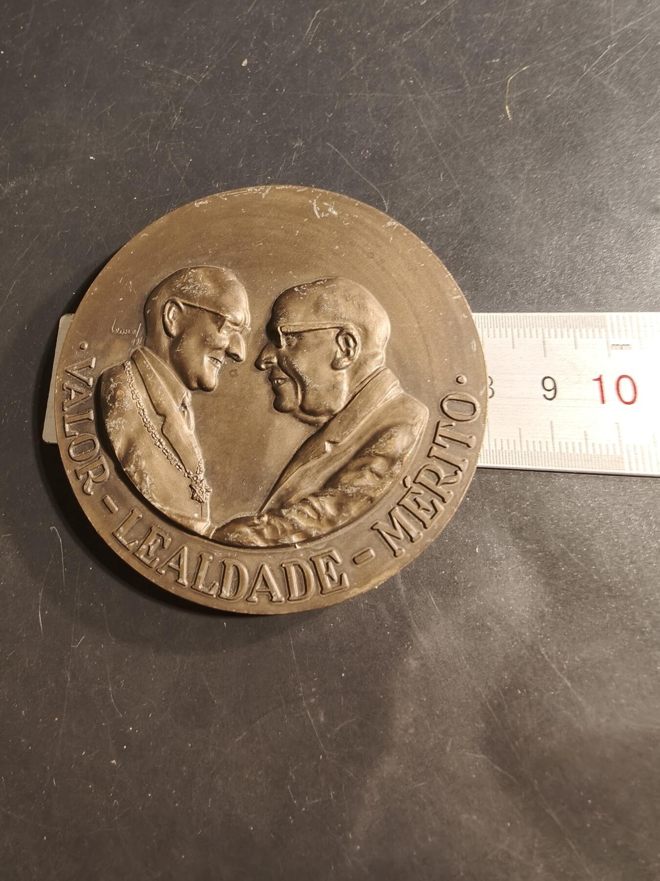 老王徽章第176期 葡萄牙阿梅里科总统致敬卡埃塔诺总理1968-1971年任期大铜章     直径80mm    重量247.2g     该枚编号187   背面致敬的话语为“马尔塞洛·卡埃塔诺博士不断以无限奉献的榜样服务于国家和人民！” （葡萄牙共和国总统阿梅里科·托马斯海军上将语） 