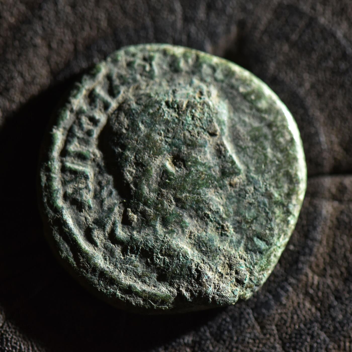 【良泉】【春节前最后一场】2月5日晚19.30点开拍！208组，本场结束后预存钱币的朋友请告知，将连同本场拍品一起邮寄，预祝诸位春节愉快！ 公元198-217年【古罗马·行省】色雷斯 奥德苏斯城（今保加利亚瓦尔纳） 【暴君】卡拉卡拉，背“冥神塞拉皮斯”四阿萨雷斯铜币，7.97克