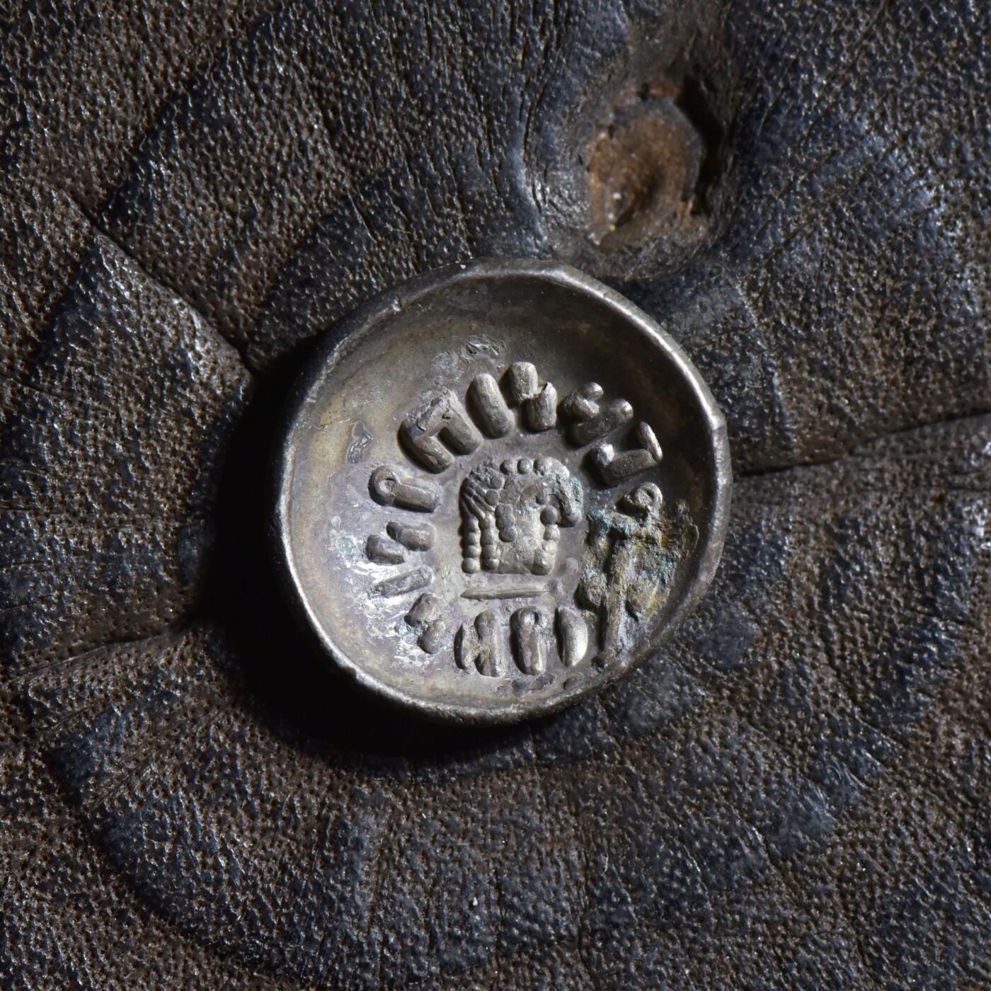 【良泉】【春节前最后一场】2月5日晚19.30点开拍！208组，本场结束后预存钱币的朋友请告知，将连同本场拍品一起邮寄，预祝诸位春节愉快！ 【极美品】【碟形】公元100-120年【南阿拉伯半岛】萨巴和希木叶尔王国，阿姆丹王1标准银币，1.42克