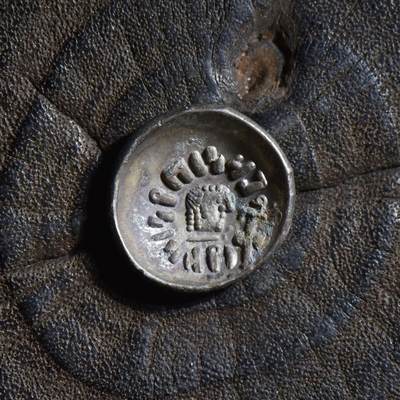 【良泉】【春节前最后一场】2月5日晚19.30点开拍！208组，本场结束后预存钱币的朋友请告知，将连同本场拍品一起邮寄，预祝诸位春节愉快！ - 【极美品】【碟形】公元100-120年【南阿拉伯半岛】萨巴和希木叶尔王国，阿姆丹王1标准银币，1.42克