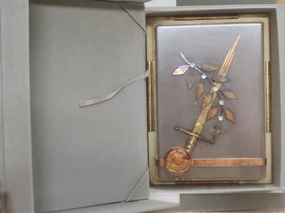 韵星假日拍卖第三十六期 -- Rimey Holidays Auction 36 - 民主德国士官/军官服役二十五周年纪念 大宝剑 带原盒  塑料正面未裂 侧面有小裂纹