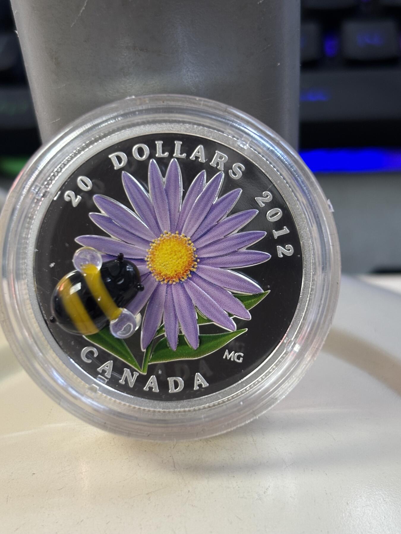 第187期拍卖 加拿大2012年蜜蜂镶嵌威尼斯彩色玻璃1盎司银币，9999银，发行10000枚